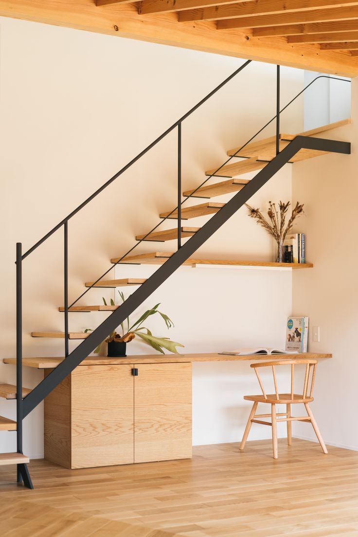 ban hoc duoi gam cau thang 